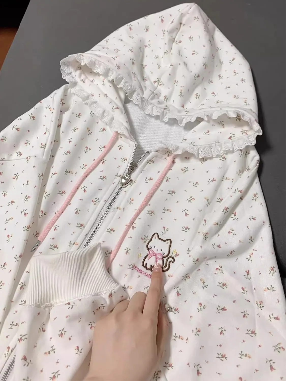 Lunoakvo Women Cute Lace Patchwork Floral Floral Hoodie Kawaii Cat Embroidery Zipper Hooded Sweatshirt for Teen Girls